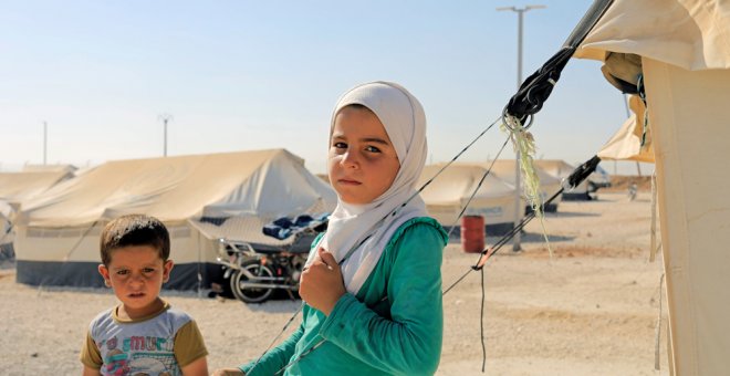 Dos niños de Raqq, en el campo de refugiados de Ain Issa, al norte. REUTERS