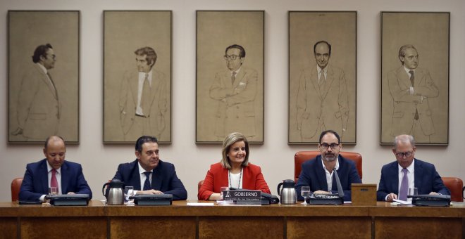 La ministra de Empleo, Fátima Báñez, junto al presidente de la Comisión de Empleo, Alberto Montero; el vicepresidente, Gerardo Camps, y el secretario primero, José María Barrios, entre otros, durante su comparecencia en el Congreso. EFE/Emilio Naranjo