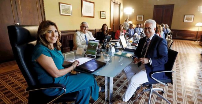 La presidenta de la Junta de Andalucía, Susana Díaz (i), acompañada del vicepresidente, Manuel Jiménez Barrios (d) y el resto de consejeros, momentos antes de presidir la primera reunión del Consejo de Gobierno andaluz tras las vacaciones de verano. EFE/J