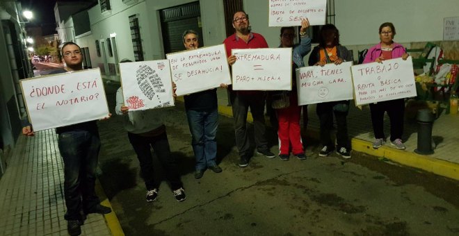 Activistas del Campamento Dignidad Extremadura frente a la casa del presidente Vara en Olivenza.- FACEBOOK CAMPAMENTO DIGNIDAD EXTREMADURA