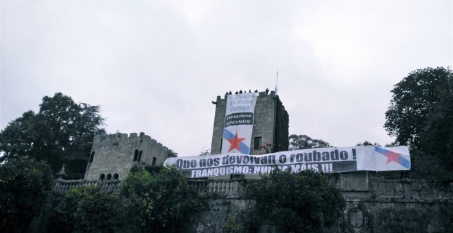 Militantes del BNG entran en el Pazo de Meirás y despliegan pancartas para reclamar "su devolución al pueblo".- GALIZA NOVA