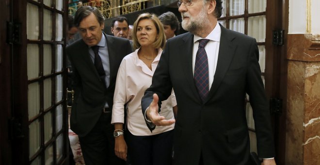 El presidente del Gobierno, Mariano Rajoy, abandona el hemiciclo del Congreso tras comparecer hoy en un pleno extraordinario para dar explicaciones de su declaración ante el tribunal del juicio del caso Gürtel y sobre la supuesta financiación ilegal de su