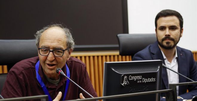 El coordinador federal de IU, Alberto Garzón (derecha), junto al escritor y periodista turco-alemán, Dogan Akhanli, en el Congreso de los Diputados. | EMILIO NARANJO (EFE)