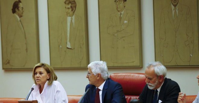 La ministra de Defensa, María Dolores de Cospedal, junto al presidente de la Comisión de Defensa, José Mª Barreda (c), comparece en una sesión extraordinaria de la comisión de Defensa del Congreso para, a petición de la oposición, explicar por qué se ha c