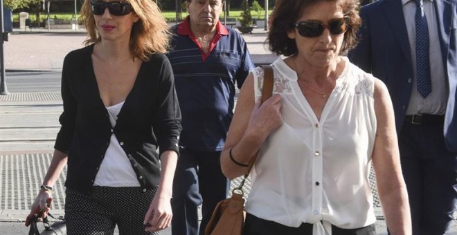 Los familiares de Juana Rivas, el padre, Manuel Rivas (2i), la madre, Juana Gómez (2d), y la hermana, Isabel Rivas (i), a su llegada hoy a los juzgados de Granada para declarar como investigados ante el Juez de Instrucción por su presunta intervención com