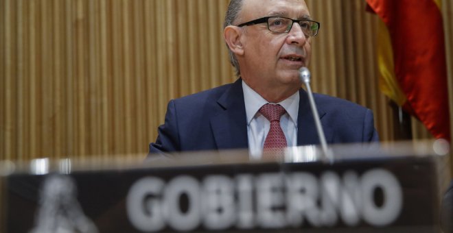 El ministro de Hacienda, Cristóbal Montoro, durante su comparecencia en comisión en el Congreso. EFE/JuanJo Martín