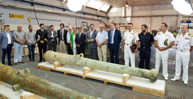 Autoridades civiles y militares ante dos culebrinas (cañones) de finales del siglo XVI, de estilo renacentista, hallados en la tercera expedición del Gobierno español al pecio de "Nuestra Señora de las Mercedes", hundido a principios del siglo XVIII. EFE/