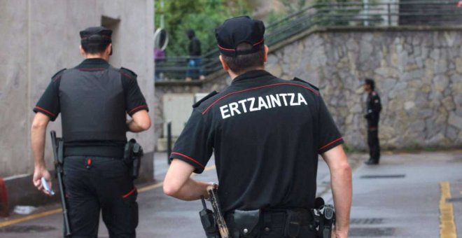 Dos agentes de la Ertzaintza en una imagen de archivo. - EFE