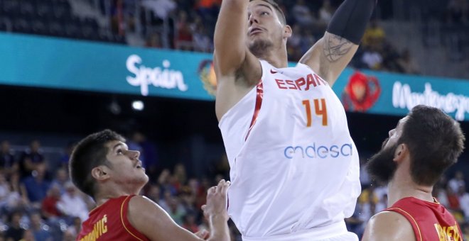 El pívot español Willy Hernangómez realiza un mate ante la defensa de los pívots montenegrinos Marko Todorovic y Bojan Dubljevic.EFE/Robert Ghement