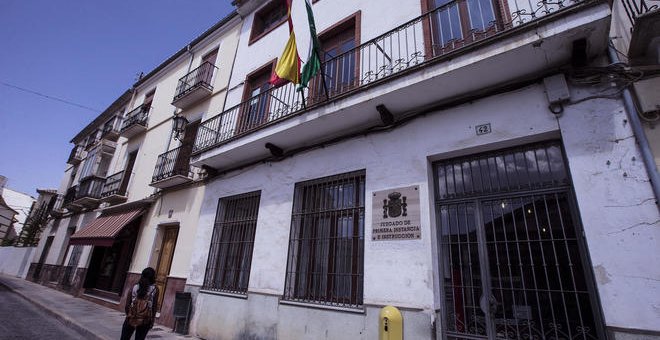 La entrada de los juzgados de Archidona donde se investiga a la madre huida con sus dos hijas. EFE