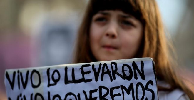 Miles de personas se concentraron este viernes para reclamar la aparición con vida del joven Santiago Maldonado, en la Plaza de mayo de Buenos Aires (Argentina). EFE/David Fernández