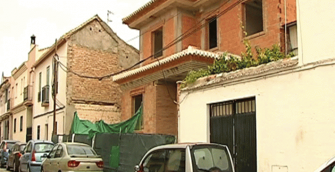 Vivienda donde fue hallada la joven de Granada agredida por su novio.