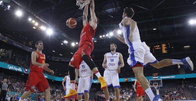 El pívot de la selección española de baloncesto Marc Gasol (c) durante el partido del Grupo C del Eurobasket 2017 disputado frente a República Checa hoy en la ciudad rumana de Cluj. EFE/Juan Carlos Hidalgo