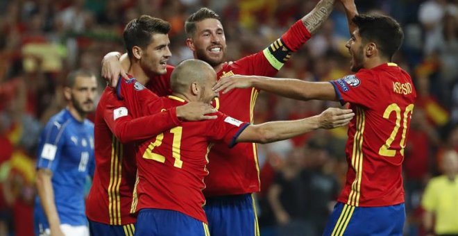 Los jugadores de la selección española celebran el tercer gol de la selección española durante el encuentro clasificatorio para el mundial de Rusia 2018, que disputan esta noche frente a la selección italiana en el estadio Santiago Bernabéu, en Madrid. EF