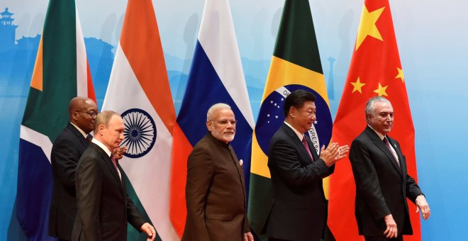 El presidente brasileño Michel Temer, el presidente chino Xi Jinping, el primer ministro indio Narendra Modi, el presidente ruso Vladimir Putin y el presidente sudafricano Jacob Zuma asisten al foro de negocios BRICS en la cumbre de los BRICS en Xiamen (C