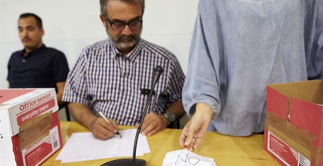 El asesor del comité de huelga de los trabajadores de Eulen del Aeropuerto de Barcelona-El Prat, Juan Carlos Giménez, durante el recuento de los resultados de las votaciones llevadas a cabo en la asamblea celebrada hoy en el Prat de Llobregat (Barcelona).