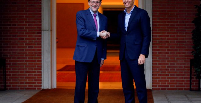 El presidente del Gobierno, Mariano Rajoy, y el líder del PSOE, Pedro Sánchez, en su último encuentro en el Palacio de la Moncloa. REUTERS