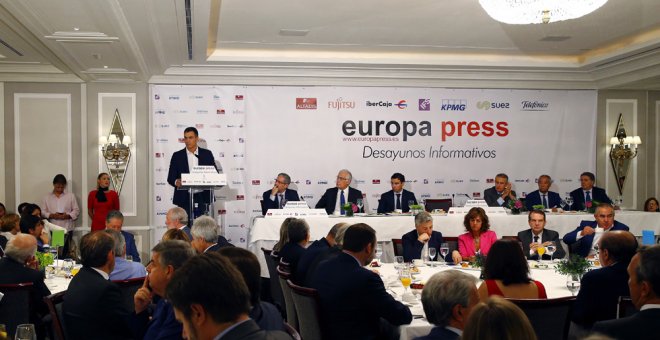 Vista general del desayuno informativo en el que el secretario general del PSOE, Pedro Sánchez, ha anunciado hoy que el próximo octubre el grupo socialista presentará unos Presupuestos Generales del Estado para 2018 alternativos a los del Gobierno de Mari