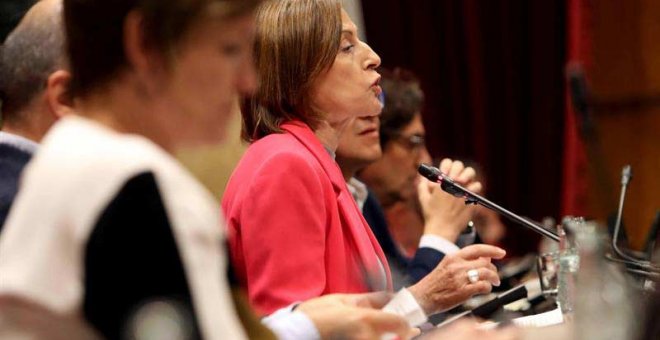 La presidenta del Parlament, Carme Forcadell, responde a un diputado durante el Pleno. | TONI ALBIR (EFE)