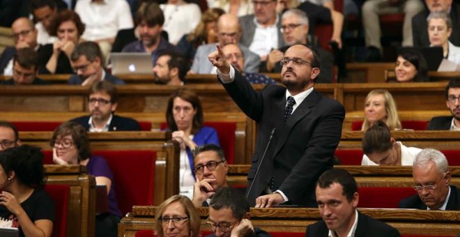 El portavoz del grupo parlamentario del PPC, Alejandro Fernández (d), interviene hoy en pleno del Parlament. /EFE