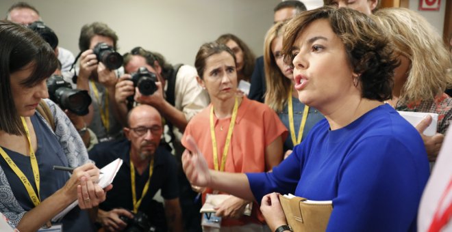 La vicepresidenta del Gobierno, Soraya Sáenz de Santamaría, contesta a las preguntas de los periodistas tra su comparecencia en el Palacio de La Moncloa.EFE/Ángel Díaz