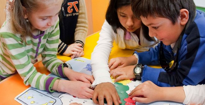 Alumnos con un mapa en Braille. E.P.