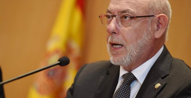 El fiscal general del Estado, José Manuel Maza,durante la lectura del comunicado donde anuncia querellas del ministerio público contra el Govern y la Mesa del parlamento catalán por, " al menos", los delitos de prevaricación, malversación y desobediencia