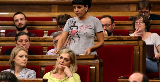 La diputada de la Cup, Anna Gabriel, apoya la solicitud de Junts pel Sí y de la Cup sobre la alteración del orden del día para incluir el debate y tramitación de la Ley de Transitoriedad Jurídica. EFE/Toni Albir