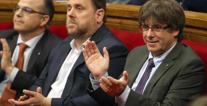 El presidente de la Generalitat, Carles Puigdemont, junto al vicepresidente del Govern, Oriol Junqueras,  durante el debate en el Parlament. - EFE