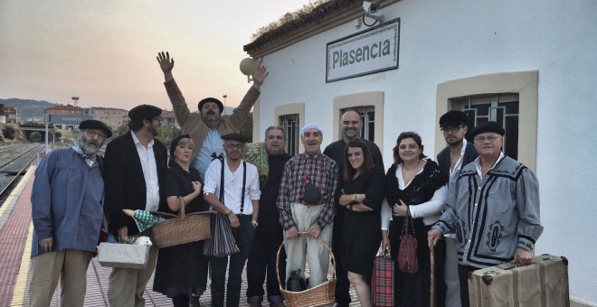 La plataforma 'Milana Bonita' antes de coger el tren en Plasencia / Milana Bonita