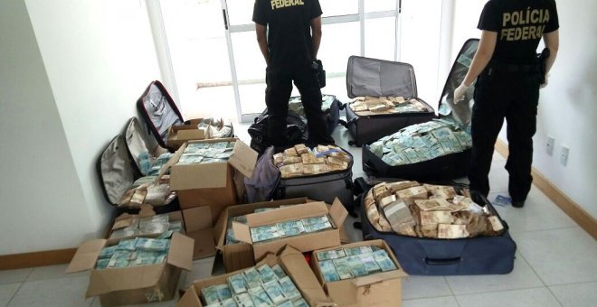 Fotografía cedida por la Policía Federal de cajas y maletas con dinero halladas por las autoridades en un apartamento usado por el exministro Geddel Vieira Lima, antiguo y cercano colaborador del presidente Michel Temer. EFE