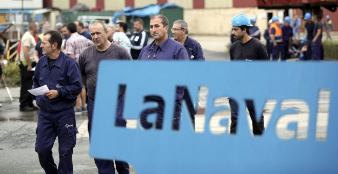 Trabajadores del astillero de La Naval, en Sestao (Bizkaia), escuchan la lectura del comunicado donde han exigido a los Gobiernos español y vasco y a la SEPI la creación de una mesa de negociación para "la búsqueda de una solución de estabilidad y futuro