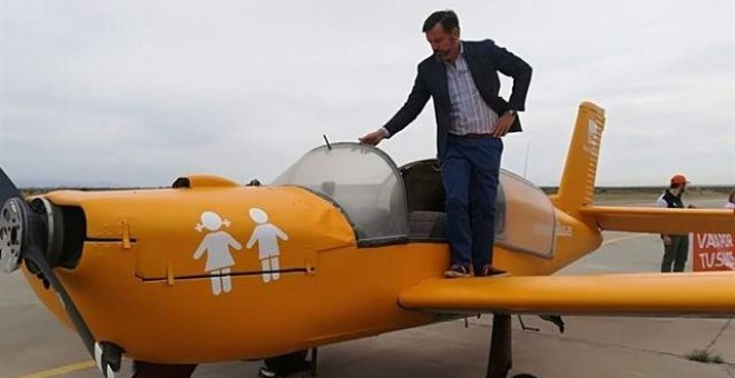 El presidente de HazteOir.org, Ignacio Arsuaga, en el acto de presentación de la campaña del #HOBusAéreo en el Aeródromo de Casarrubios (Toledo). / HAZTE OÍR