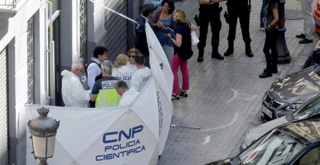 Efectivos de la Policía Municipal y Científica en calle de Sueca de Valencia donde un agente de la Unidad de Homicidios de la Jefatura Superior de Policía de Valencia ha muerto acuchillado durante una intervención policial. | JUAN CARLOS CÁRDENAS (EFE)