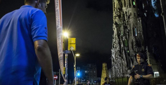 Efectivos de los Mossos d'Esquadra controlan las cercanías de la Sagrada familia de Barcelona tras la alerta terrorista en la que se encuentra la ciudad. | QUIQUE GARCÍA (EFE)