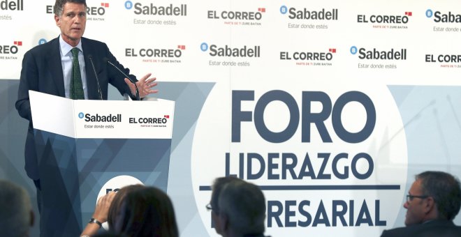 El consejero delegado del Banco Sabadell, Jaime Guardiola, durante su conferencia sobre el futuro del sector financiero, organizada por el Foro Liderazgo Empresarial, en Bilbao. EFE/ Luis Tejido