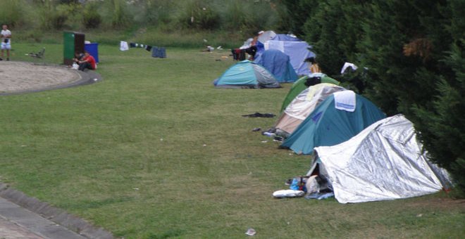 Campamento de los inmigrantes en los alrededores del puerto Zierbena