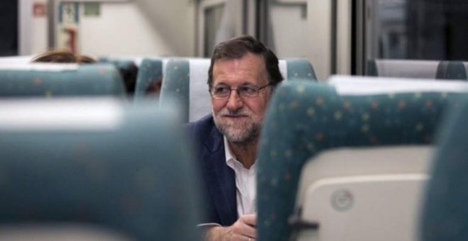 El presidente del Gobierno, Mariano Rajoy, en uno de sus viajes en AVE. Archivo REUTERS