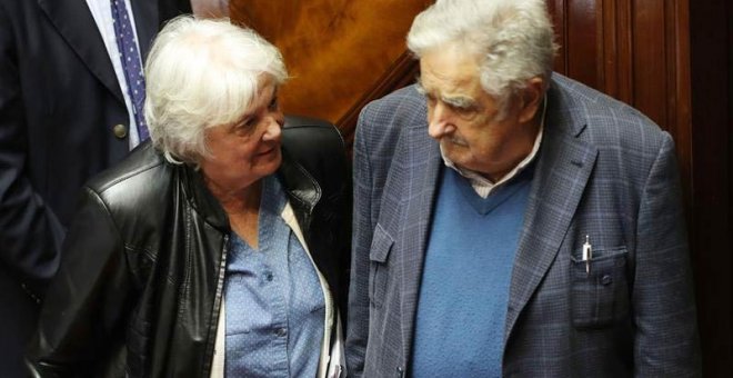 La nueva vicepresidenta del país y presidenta de la Asamblea General del Parlamento, Lucía Topolansky (i), habla con el expresidente y senador José Mujica. | RAÚL MARTÍNEZ (EFE)