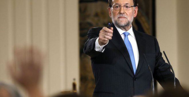 Rajoy da la palabra a un periodista durante la rueda de prensa de balance de legislatura. (Sergio Barrenechea / EFE)