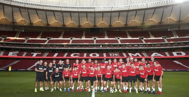 El Atlético de Madrid entrenó el jueves por primera vez en el terreno de juego de su nuevo estadio, el Wanda Metropolitano. | EFE