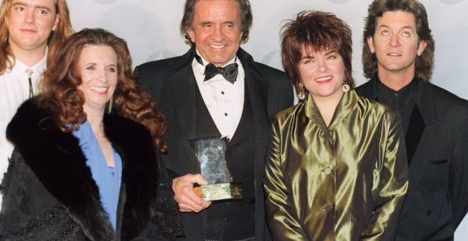 Johnny Cash, en una imagen de 1990 junto a su mujer y dos de sus hijos. - AFP