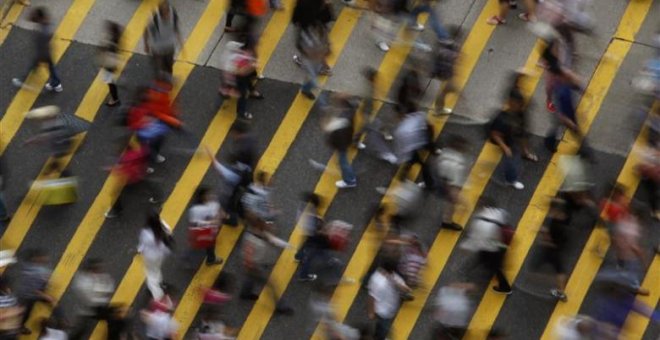 Pasos de cebra y viandantes. Soledad a espuertas en la gran urbe.-REUTERS