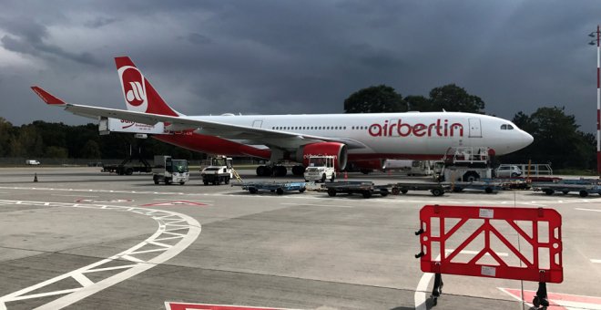 Un avion de Air Berlin, en las pistas del aeropuerto berlinés de Tegel. REUTERS/Pawel Kopczynski