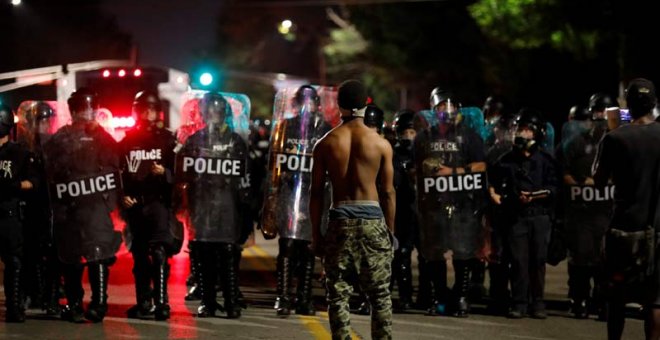 Un manifestante se encara con agentes de la Policía en San Luis (EEUU). | WHITNEY CURTIS (EFE)