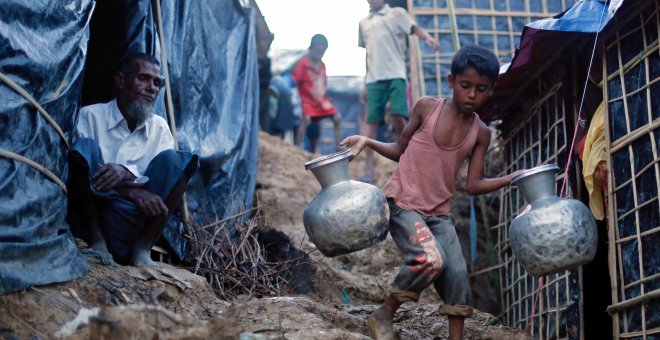 Un niño rohinyá trasnporta agua. REUTERS/Danish Siddiqui