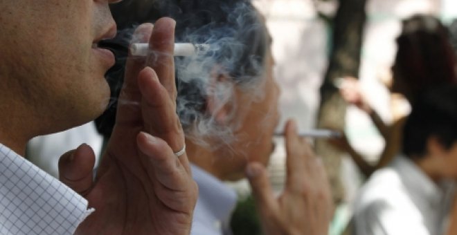 Personas fumando en Tokio. Reuters