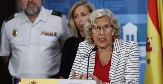 La alcaldesa de Madrid, Manuela Carmena (d), durante una rueda de prensa con la delegada del Gobierno en Madrid. /EFE