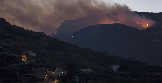 Cerca de 500 personas han sido desalojadas de sus viviendas en la cumbre de Gran Canaria por un incendio forestal. /EFE