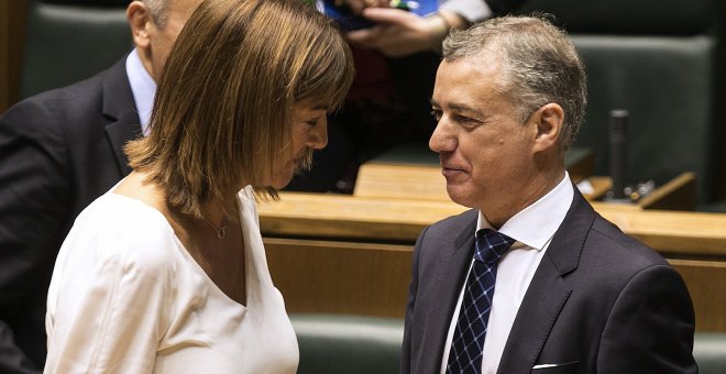 El lehendakari, Iñigo Urkullu, conversa con la portavoz del PSE-EE, Idoia Mendía, tras su intervención en el pleno de Política General en el Parlamento Vasco. EFE/David Aguilar